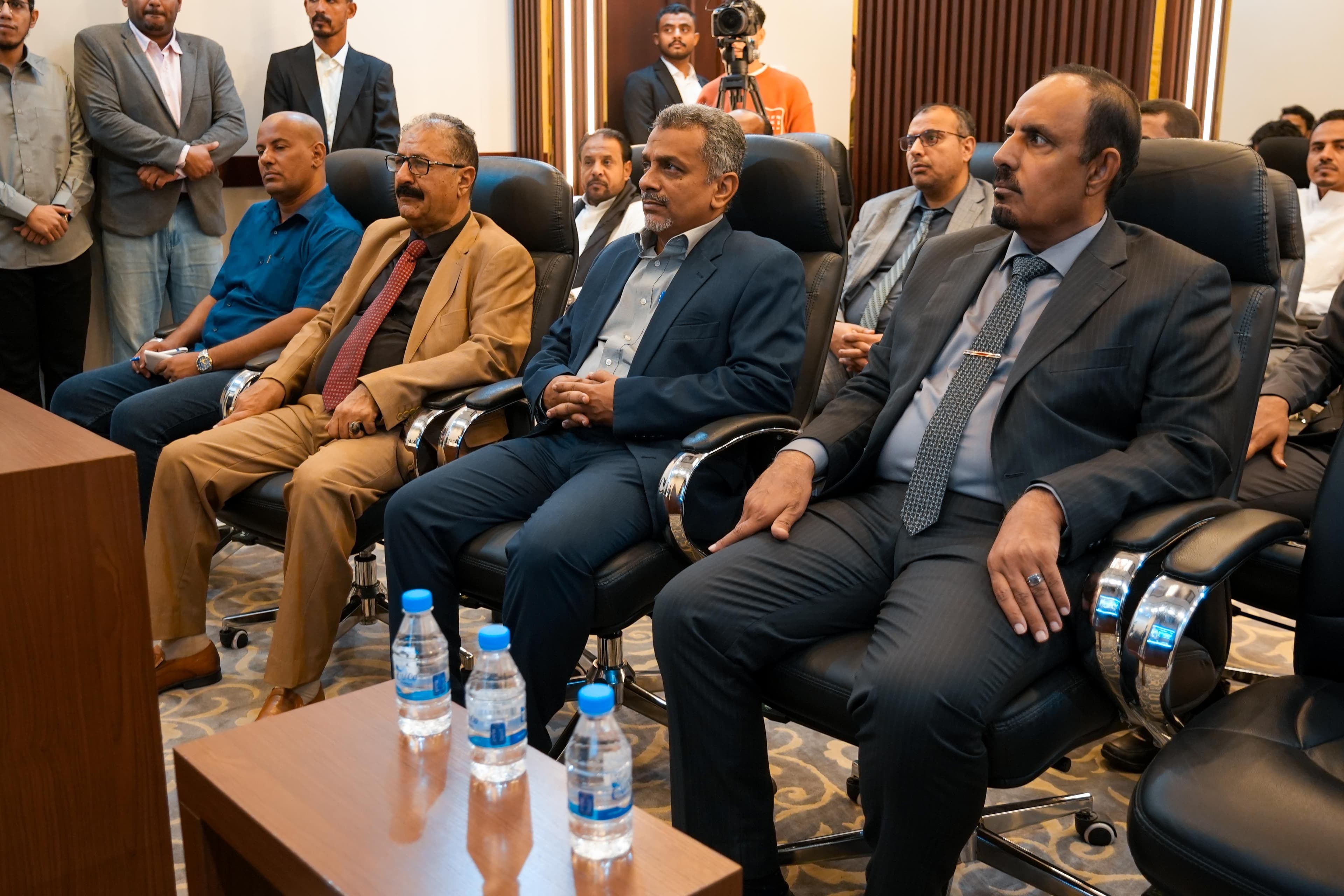 محافظ حضرموت يدشّن برنامج "العادات الـ7" لتطوير مهارات القيادات الشبابية